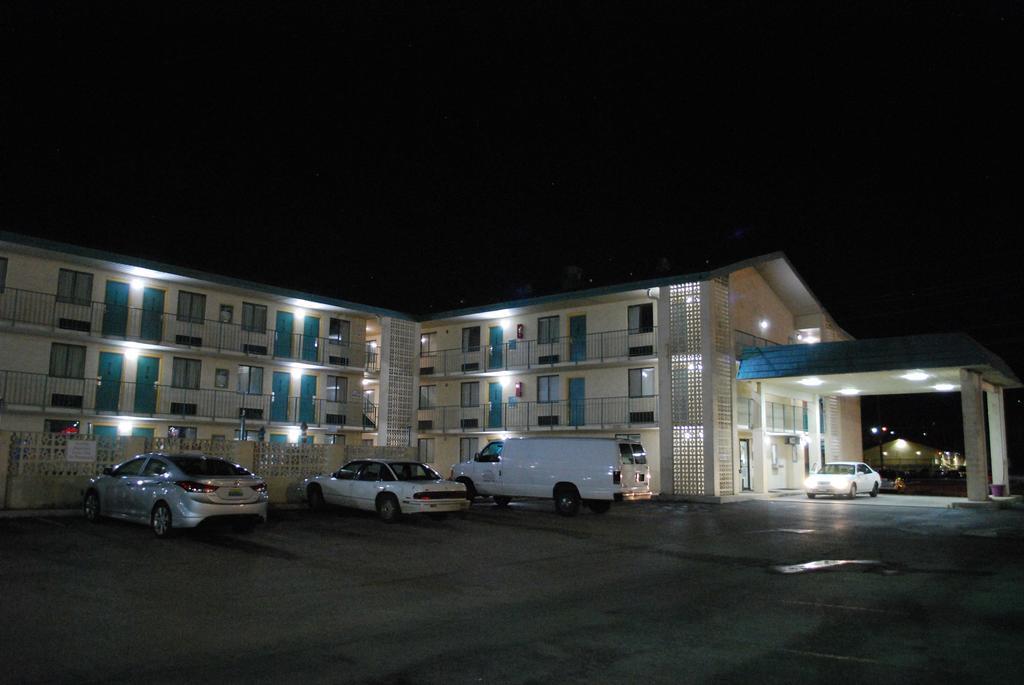 Bama Inn ฮันต์สวิลล์ ภายนอก รูปภาพ